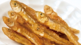 「ホテルニューオータニ」和洋中三段重 わかさぎフライ